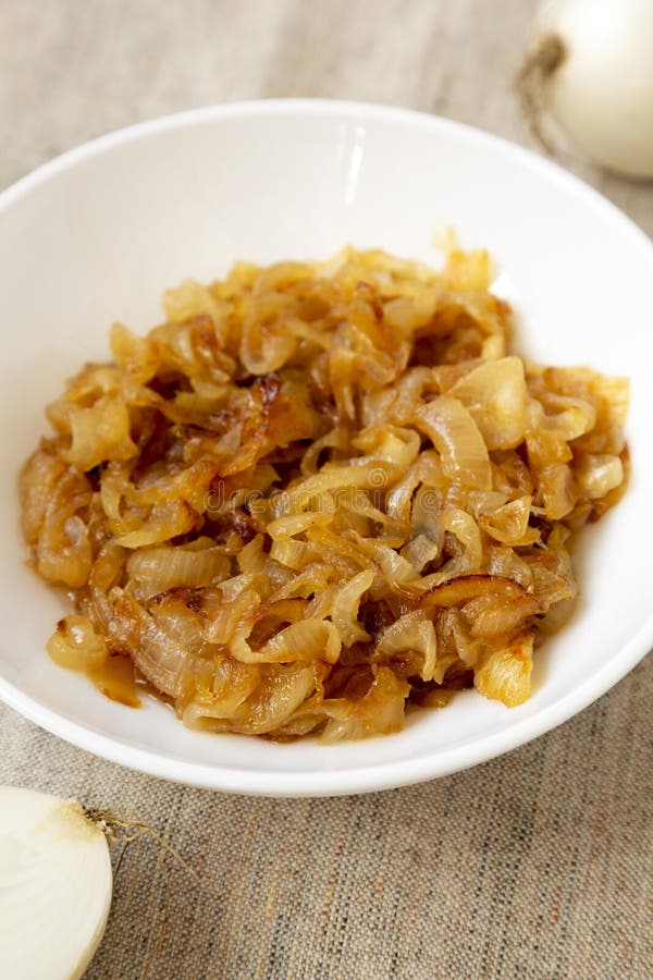 Ceapă caramelizată de uz casnic pe o placă albă. închidere royalty free stock image