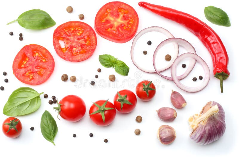 cebolla roja cortada, pimienta de chile candente, tomate, ajo y especias aislados en el fondo blanco Visión superior imagen de archivo cebolla roja cortada, pimienta de chile candente, tomate, ajo y especias aislados en el fondo blanco Visión superior imagen de archivo