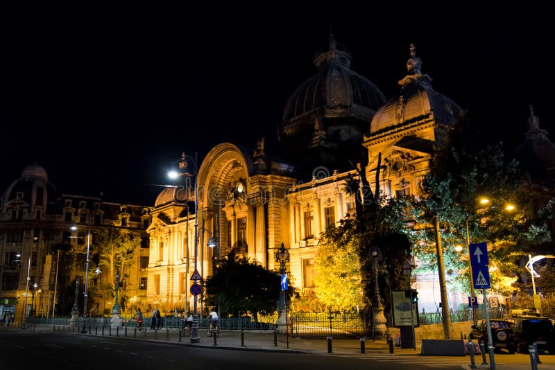 CEC Palace à Bucarest, Roumanie pendant la nuit image stock CEC Palace à Bucarest, Roumanie pendant la nuit image stock