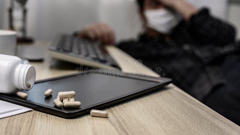 Cefalea da uomo d'affari e medicine. disoccupazione e problemi di salute mentale. disturbo post-traumatico da stress ptsd. immagine stock
