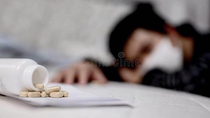 Cefalea da uomo d'affari e medicine. disoccupazione e problemi di salute mentale. disturbo post-traumatico da stress ptsd. fotografie stock libere da diritti