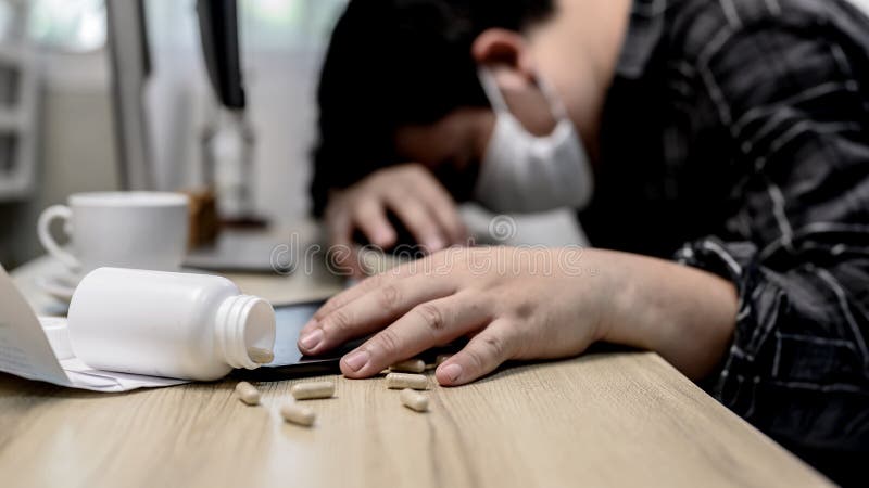 Cefalea da uomo d'affari e medicine. disoccupazione e problemi di salute mentale. disturbo post-traumatico da stress ptsd. fotografie stock