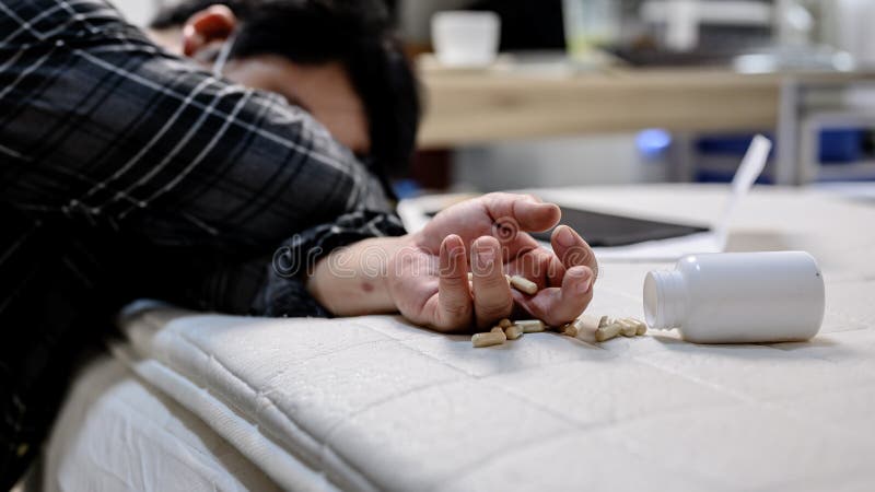 Cefalea da uomo d'affari e medicine. disoccupazione e problemi di salute mentale. disturbo post-traumatico da stress ptsd. fotografia stock libera da diritti