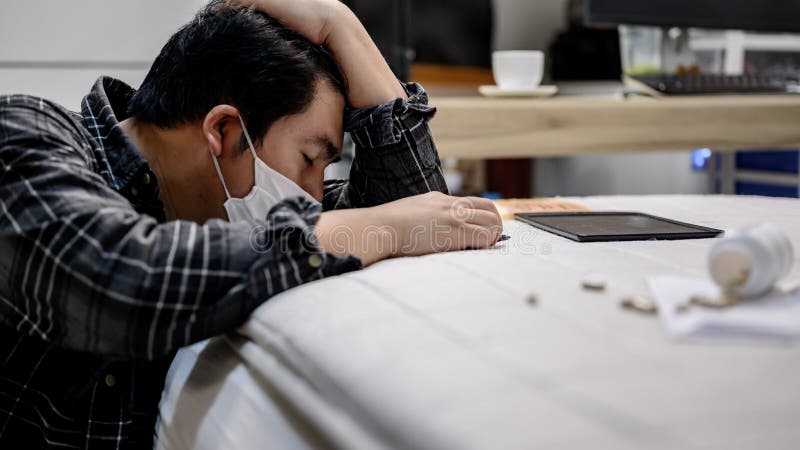 Cefalea da uomo d'affari e medicine. disoccupazione e problemi di salute mentale. disturbo post-traumatico da stress ptsd. fotografie stock libere da diritti