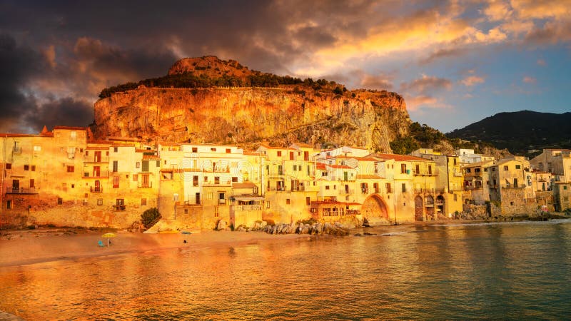 Cefalu, village médiéval d'île de la Sicile, Italie photos stock Cefalu, village médiéval d'île de la Sicile, Italie photos stock