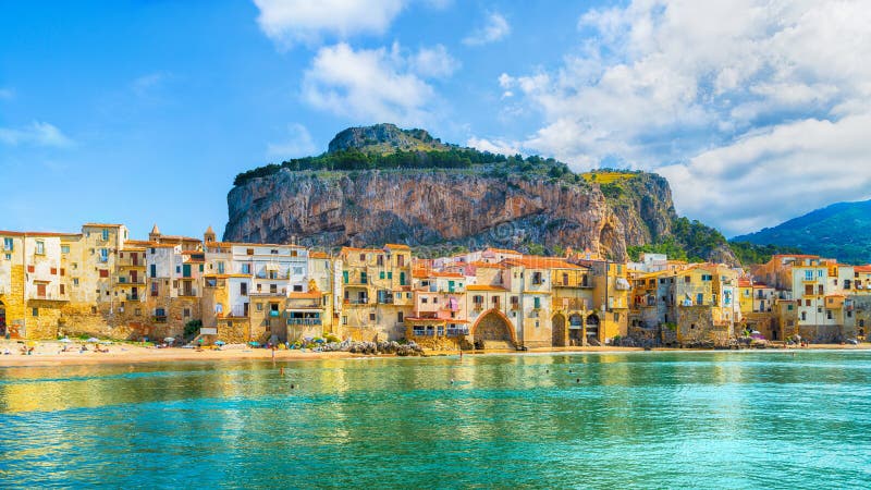 Cefalu, średniowieczna wioska Sicily wyspa, region Palermo, Włochy fotografia stock Cefalu, średniowieczna wioska Sicily wyspa, region Palermo, Włochy fotografia stock