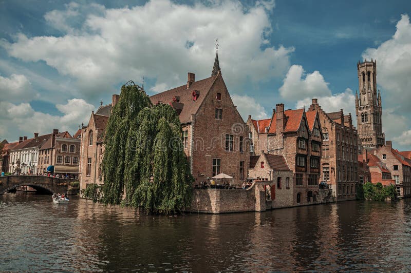 Ceglani domy na kanale w s?onecznym dniu przy Bruges fotografia stock Ceglani domy na kanale w s?onecznym dniu przy Bruges fotografia stock