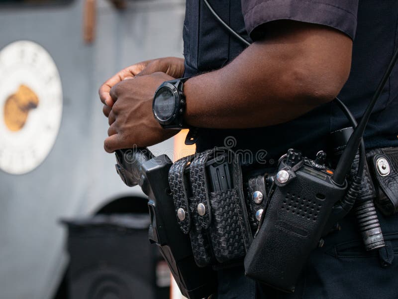 Ceinture d'outil de police avec le pistolet à électrochoc