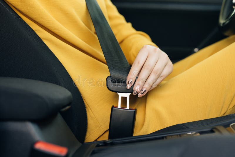 femme asiatique, fixation de la ceinture de sécurité dans la voiture,  concept de sécurité 6638292 Photo de stock chez Vecteezy