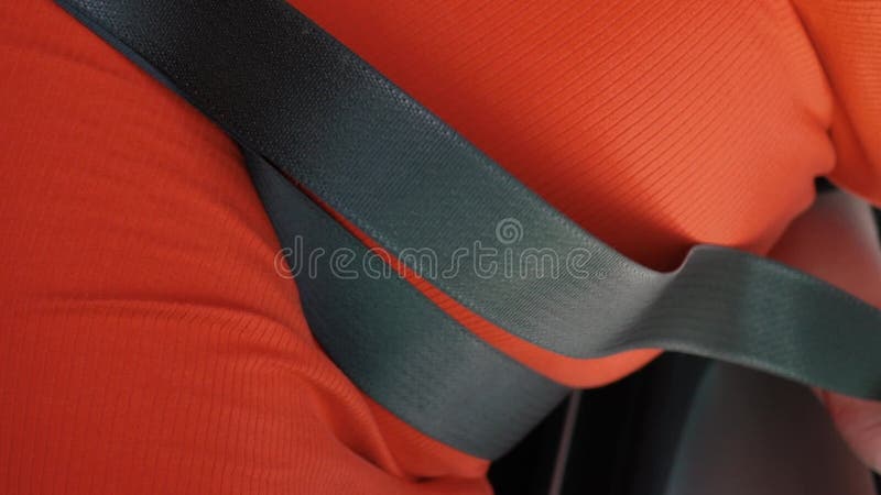 Ceinture de sécurité féminine vidéo verticale banque de vidéos