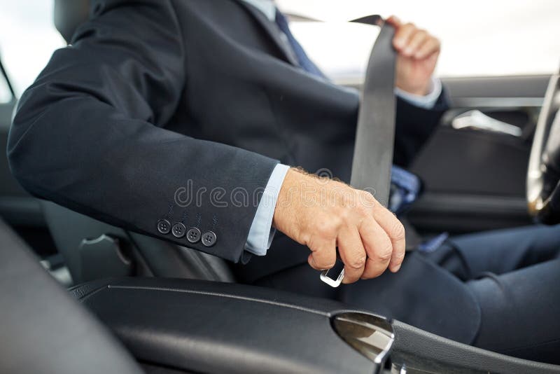 Ceinture de sécurité supérieure de voiture d'attache d'homme d'affaires photo libre de droits Ceinture de sécurité supérieure de voiture d'attache d'homme d'affaires photo libre de droits
