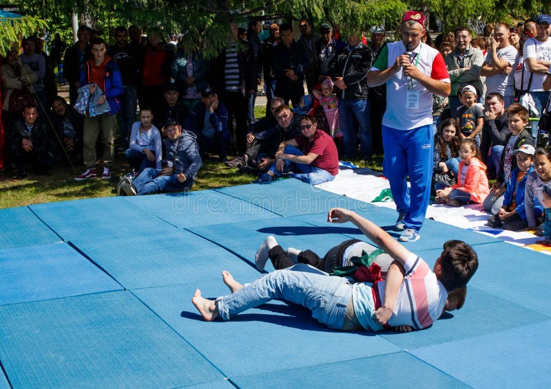 Ceinture tatar luttant, kuresh Vacances nationales traditionnelles Sabantuy en parc de ville photo libre de droits Ceinture tatar luttant, kuresh Vacances nationales traditionnelles Sabantuy en parc de ville photo libre de droits