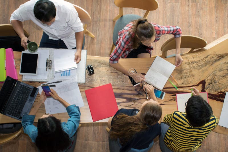 Cel mai bun grup de adolescenți care vor lucra în echipă cu rapoarte și laptop la universitate royalty free stock photos