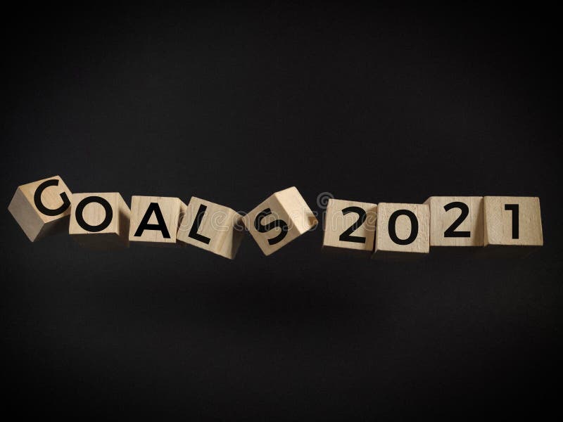 Cele koncepcyjne na 2021 nowych lat 2021 tekst o drewnianych blokach w ciemnym tle obraz stock