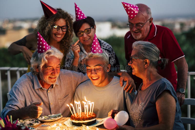 Bolo Bonito No Aniversário Da Menina Por 18 Anos Foto de Stock - Imagem de  flor, padaria: 136077638