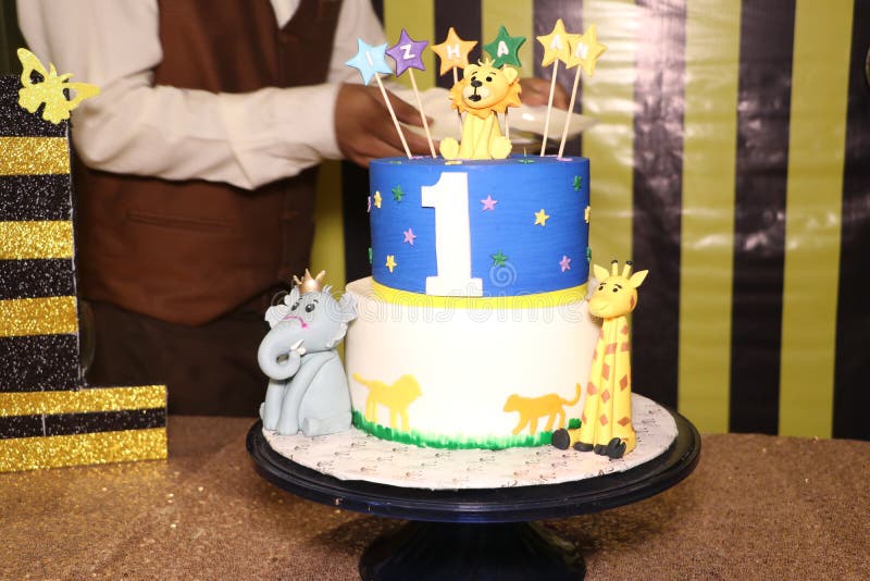  Celebración De Cumpleaños De Un Niño De   Año Con Tema De Torta De Jungla Imagen de archivo