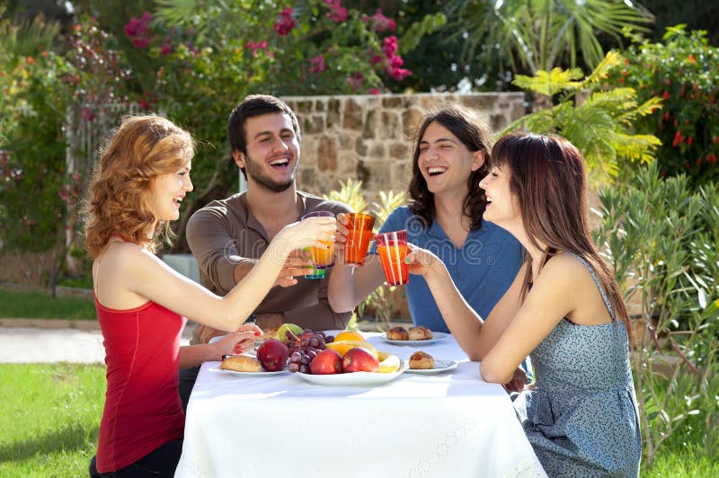 Dos pares que celebran, cenando y tosting con las bebidas imagen de archivo libre de regalías Dos pares que celebran, cenando y tosting con las bebidas imagen de archivo libre de regalías