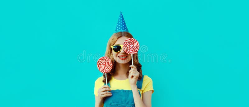 Celebración de feriados. Feliz celebración de la fiesta de cumpleaños de una mujer imágenes de archivo libres de regalías