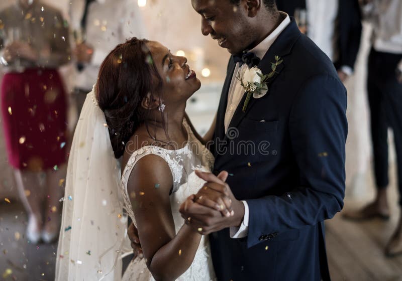 Celebración de la boda del baile de los pares de la ascendencia africana del recién casado