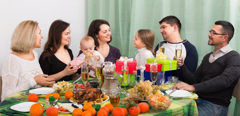 Celebración de la niña del cumpleaños con la familia imágenes de archivo libres de regalías Celebración de la niña del cumpleaños con la familia imágenes de archivo libres de regalías