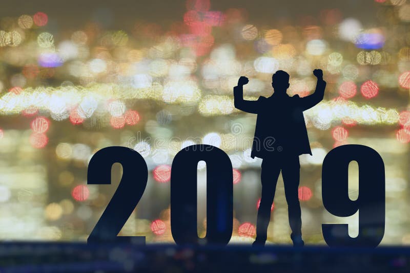 Celebración de la situación joven del hombre de negocios de la esperanza de la libertad de la silueta del Año Nuevo 2019 y goce e fotos de archivo Celebración de la situación joven del hombre de negocios de la esperanza de la libertad de la silueta del Año Nuevo 2019 y goce e fotos de archivo