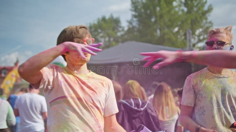 Celebransi tanczy podczas koloru Holi festiwalu