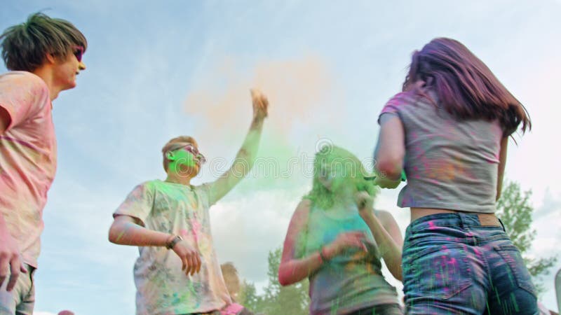 Celebransi tanczy podczas koloru Holi festiwalu