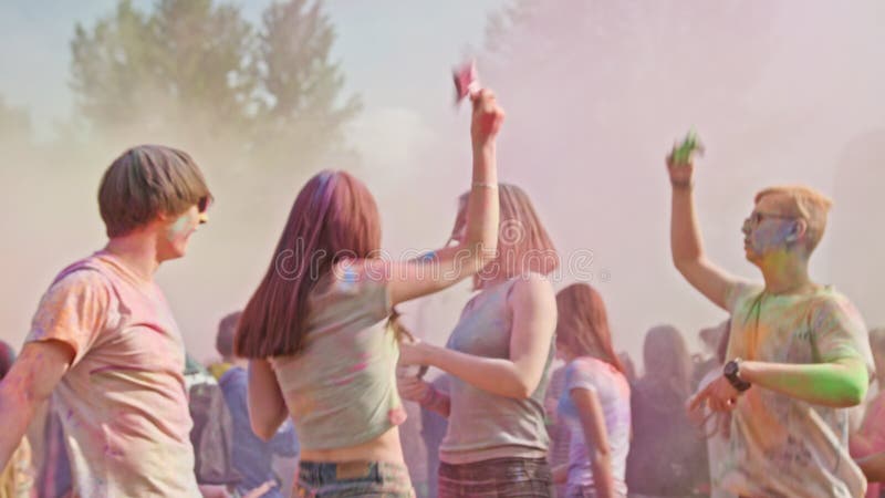 Celebransi tanczy podczas koloru Holi festiwalu