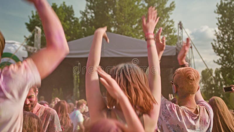 Celebransi tanczy podczas koloru Holi festiwalu