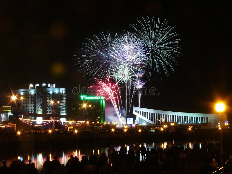 Festivo un saluto sul 950anniversario da la città da sul argine da un fiume.