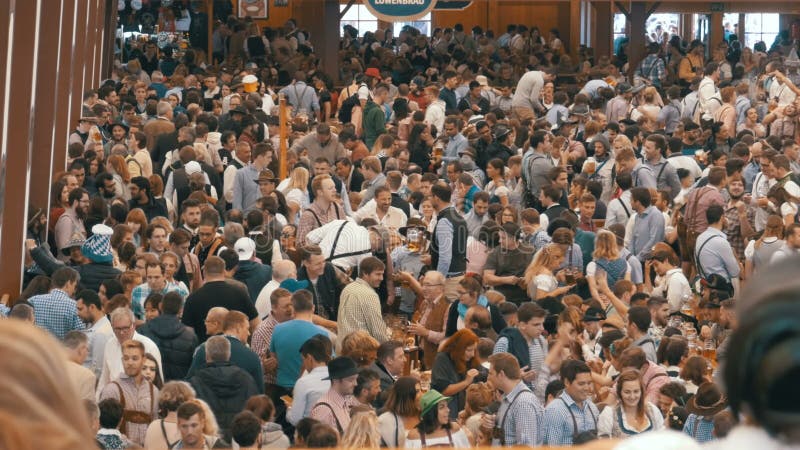 Celebrazione di Oktoberfest in grande tenda della birra La Baviera, Germania