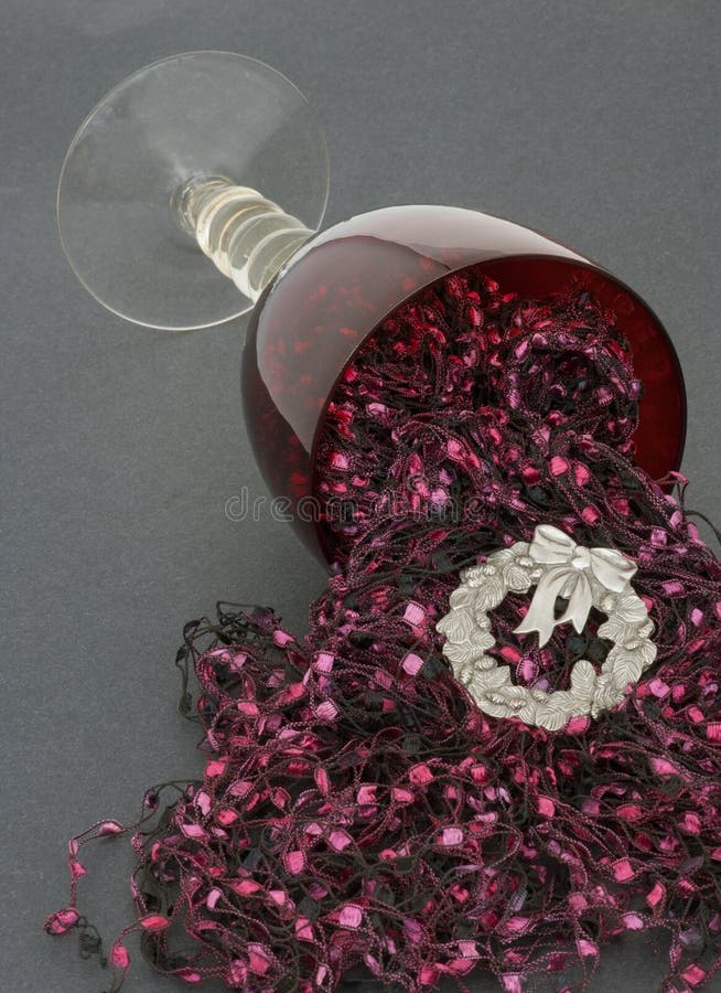 Celebrazione di versamento di natale del calice del vino rosso immagini stock libere da diritti Celebrazione di versamento di natale del calice del vino rosso immagini stock libere da diritti