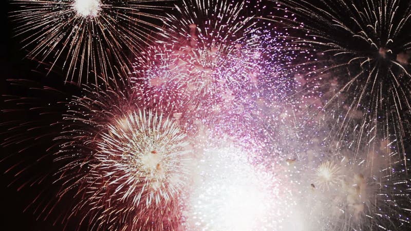 Celebrazione e fondo di esplosioni dei fuochi d'artificio