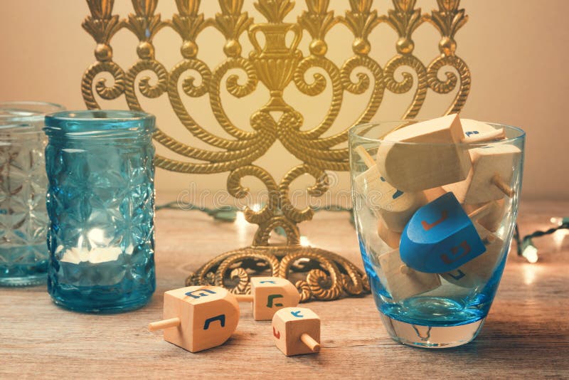 Celebrazione ebrea di Chanukah di festa con il dreidel della trottola Retro effetto del filtro fotografie stock Celebrazione ebrea di Chanukah di festa con il dreidel della trottola Retro effetto del filtro fotografie stock