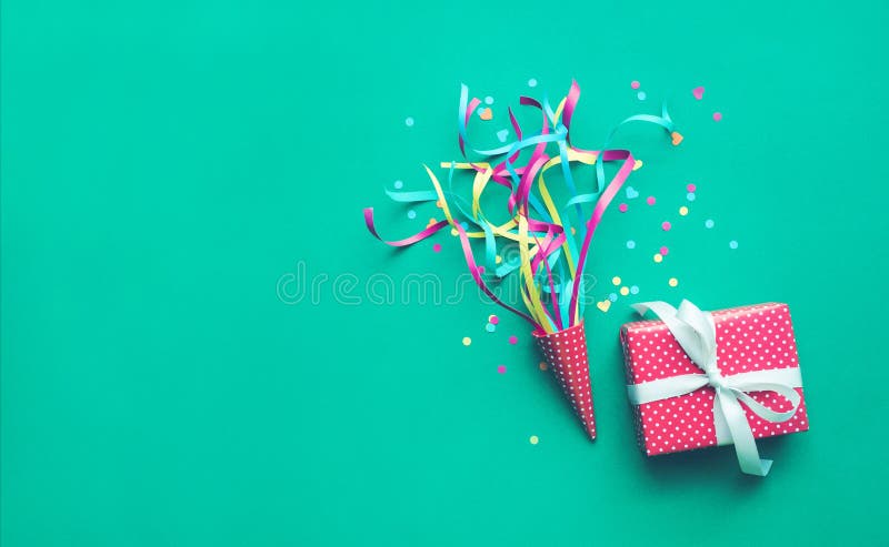 Celebrazione, idee di concetti degli ambiti di provenienza del partito con i coriandoli variopinti, fiamme e contenitore di regal immagini stock Celebrazione, idee di concetti degli ambiti di provenienza del partito con i coriandoli variopinti, fiamme e contenitore di regal immagini stock