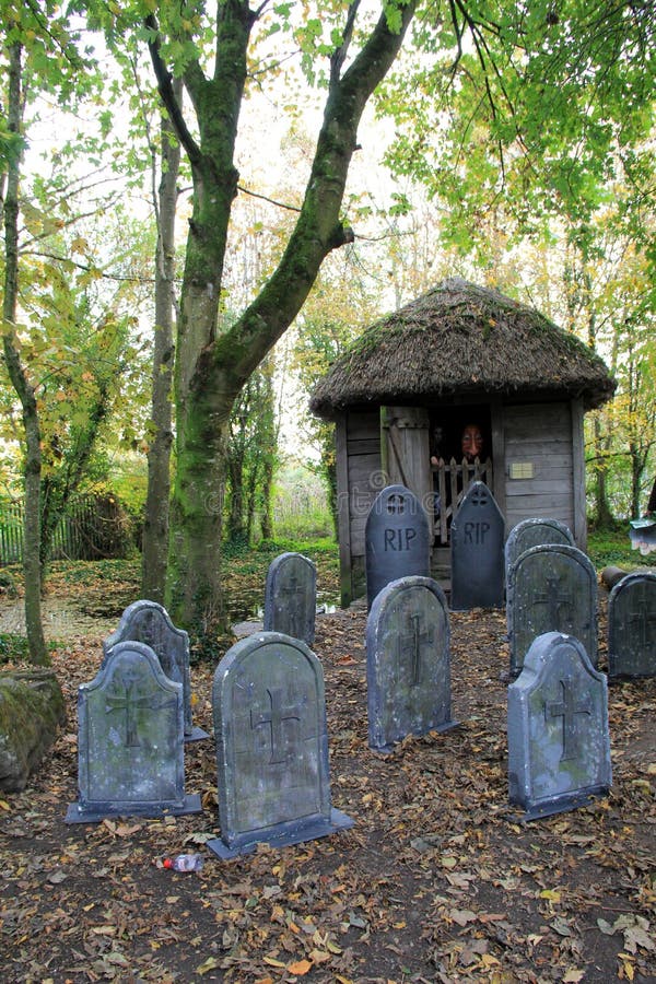 Celebração de Dia das Bruxas com lápides e os espíritos necrófagos celtas, castelo de Bunratty, condado Clare, Irlanda, em outubr fotos de stock Celebração de Dia das Bruxas com lápides e os espíritos necrófagos celtas, castelo de Bunratty, condado Clare, Irlanda, em outubr fotos de stock