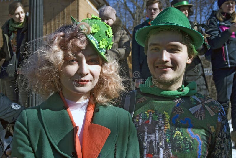 Celebração do dia do ` s de St Patrick em Moscou Um par em trajes do feriado fotografia de stock Celebração do dia do ` s de St Patrick em Moscou Um par em trajes do feriado fotografia de stock