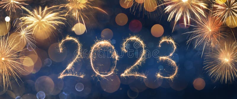 Celebração do novo ano de 2023 com o gatilho e os fogos de artifício