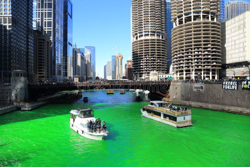 Celebre el día del St Patrick’s, teña el río Chicago verde fotografía de archivo libre de regalías Celebre el día del St Patrick’s, teña el río Chicago verde fotografía de archivo libre de regalías