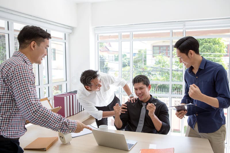 Celebre el éxito La unidad de negocio celebra un buen trabajo en de imágenes de archivo libres de regalías Celebre el éxito La unidad de negocio celebra un buen trabajo en de imágenes de archivo libres de regalías