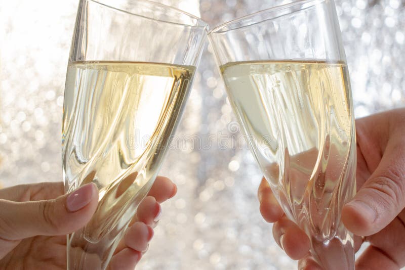 Celebreating nowy rok i bo?e narodzenia Para utrzymuje szampańskich szkła i wznosi toast szklany r?ki mienia wino Fotografia szab obrazy stock Celebreating nowy rok i bo?e narodzenia Para utrzymuje szampańskich szkła i wznosi toast szklany r?ki mienia wino Fotografia szab obrazy stock