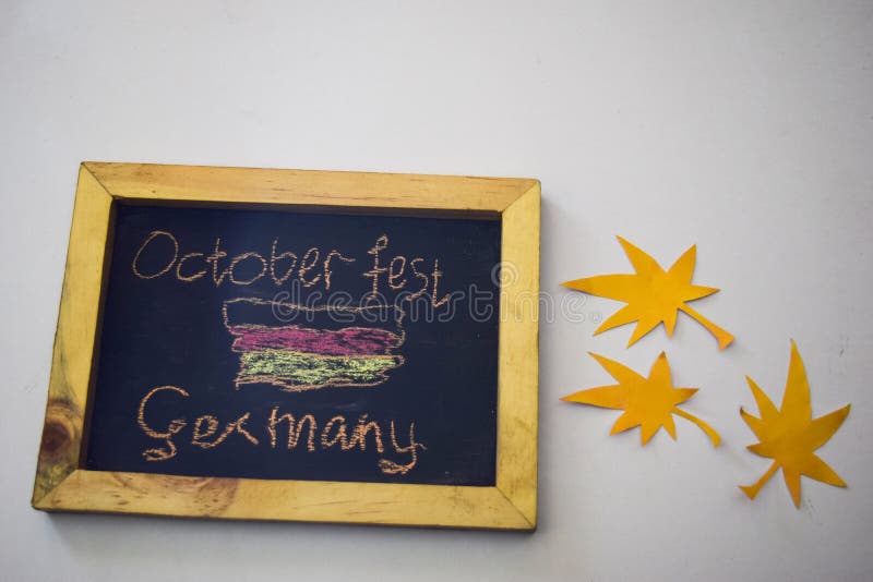 Celebri il festival di ottobre - mollette per il bucato fondo grigio/bianco e su una lavagna con il ` della Germania del Fest di fotografia stock libera da diritti Celebri il festival di ottobre - mollette per il bucato fondo grigio/bianco e su una lavagna con il ` della Germania del Fest di fotografia stock libera da diritti