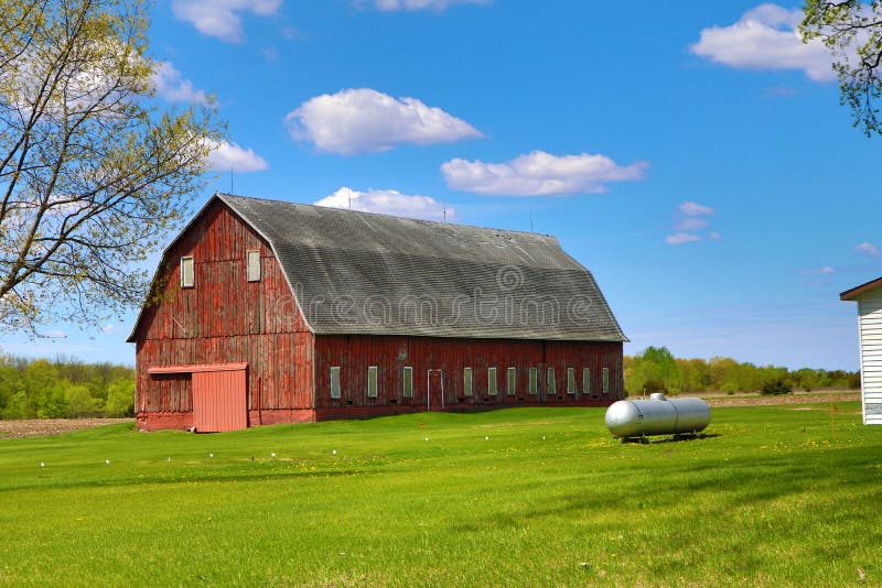 Celeiro Vermelho Abandonado e Envelhecido foto de stock