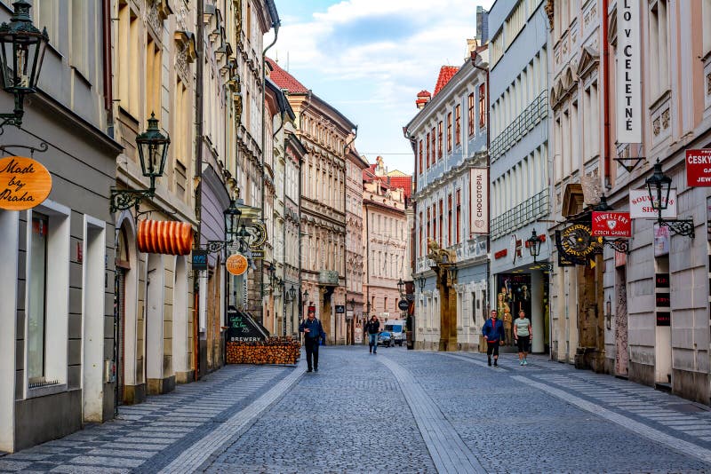 Celetna gata i mitt av Prague den gamla staden, Tjeckien arkivfoto Celetna gata i mitt av Prague den gamla staden, Tjeckien arkivfoto