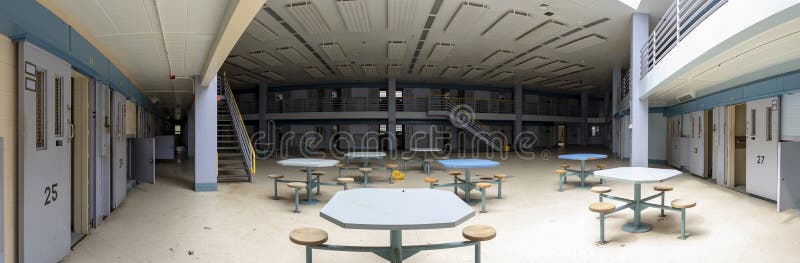 Cellblock abandonado da prisão foto de stock Cellblock abandonado da prisão foto de stock