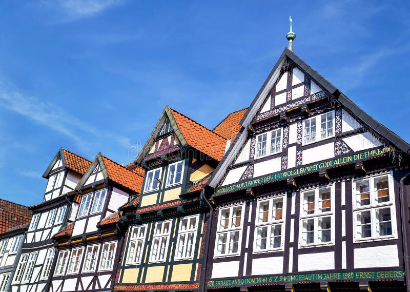 Celle, Duitsland - Mei 1, 2017: Voorgevel van het gebouw in Celle Oude stad in Nedersaksen, Duitsland stock foto Celle, Duitsland - Mei 1, 2017: Voorgevel van het gebouw in Celle Oude stad in Nedersaksen, Duitsland stock foto