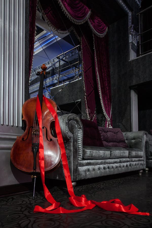 Cello en rood lint op grijze laag stock foto Cello en rood lint op grijze laag stock foto