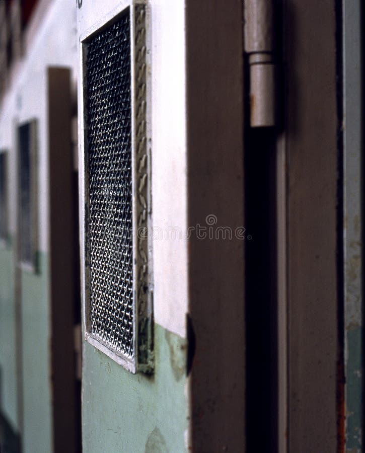 La cellule d'Al Capone à Alcatraz, vue de l'intérieur vers l'extérieur. Vue de l'intérieur de la cellule d'Al Capone à Alcatraz, à San Francisco, États-Unis
