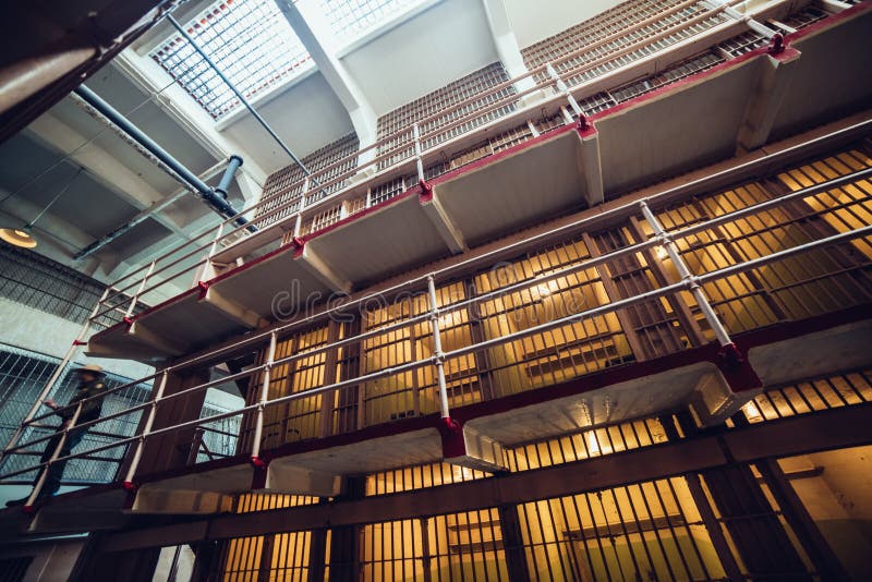 Cellules de prison en grands prison et garde de sécurité photo libre de droits