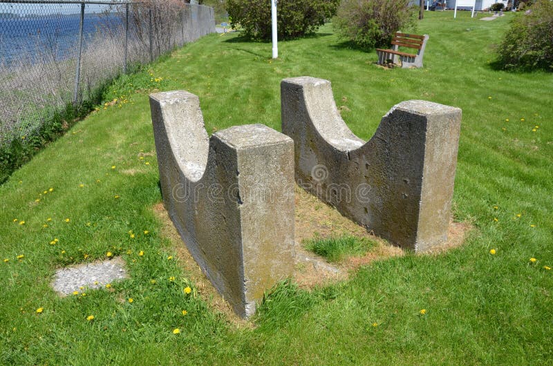 Cement zakrzywiony na zielonej trawie niedaleko oceanu lub morza obraz stock Cement zakrzywiony na zielonej trawie niedaleko oceanu lub morza obraz stock